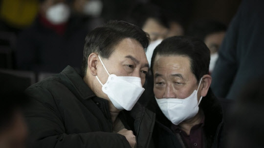 윤석열 대통령 당선인과 박주선 대통령 취임식준비위원장. <연합뉴스>